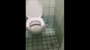 Je Mate un Mec Qui Pisse Dans Les Toilettes D'un Camping